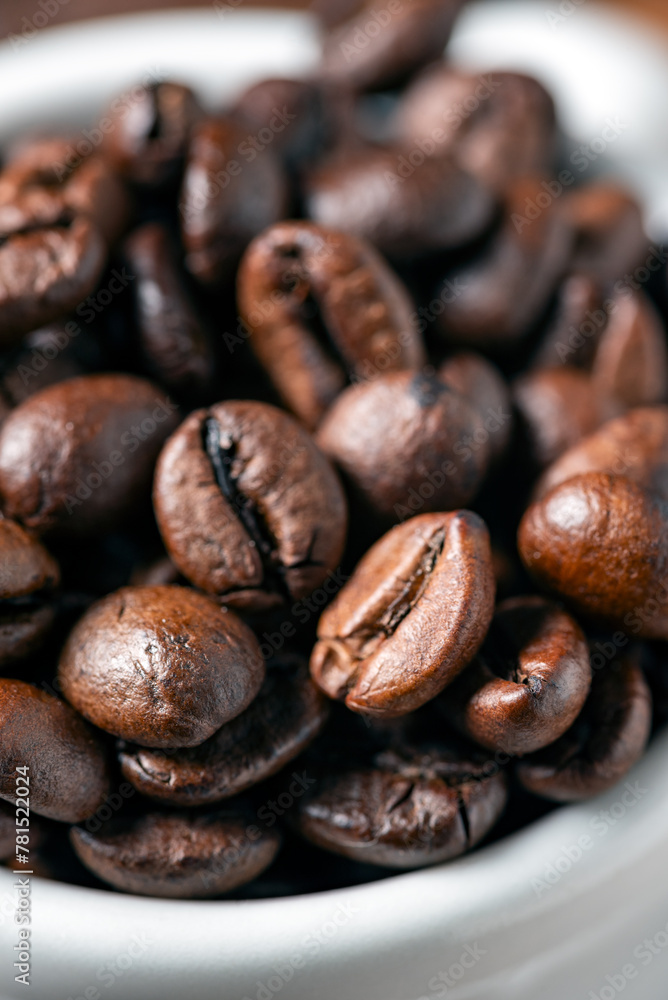 Fototapeta premium Primo piano di chicchi di caffè tostato, icona del caffè espresso italiano