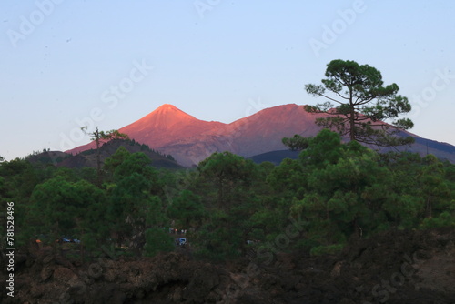 Panorámica del Volcán El Teide y Chinyero iluminados por el amanecer cinco minutos de diferencia. photo