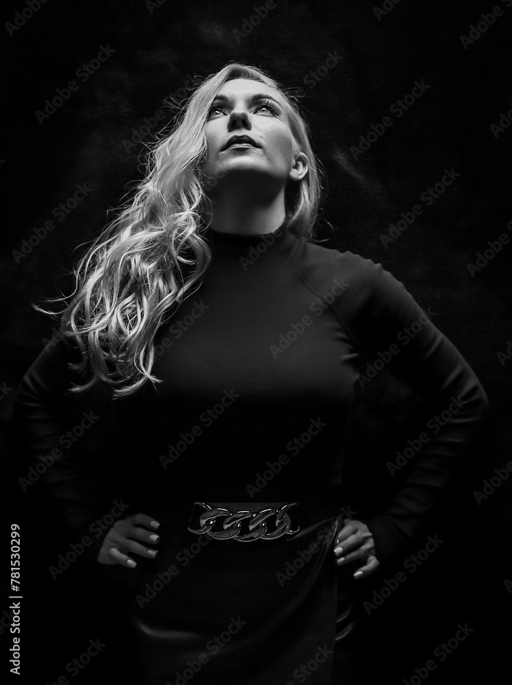 Schöne, junge, sinnliche, sexy Frau mit langen, blonden Haaren Schöne, junge, sinnliche, sexy Frau mit langen, blonden Haaren