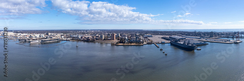 Cuadro en lienzo Newport News, Virginia, USA, Aerial skyline panorama.