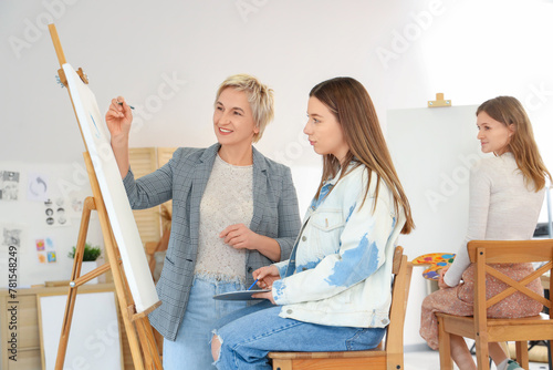 Art teacher guiding young f...