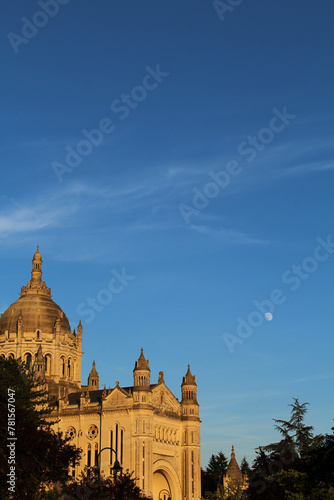 basilique de lisieux de coté au crepuscule