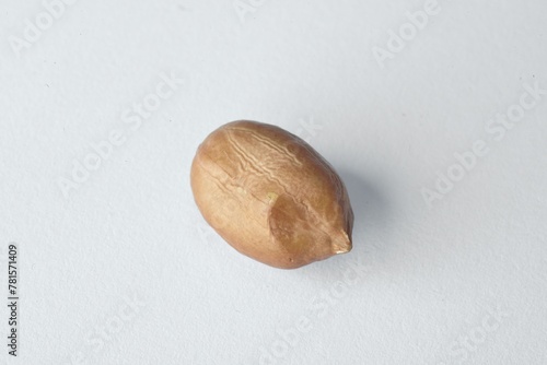 Grão de amendoim em close-up em fundo branco