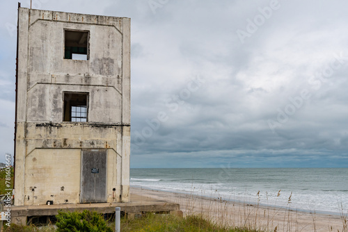 Obraz na płótnie abandoned house on the beach w salonie