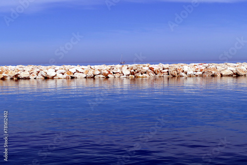 Sbarramento artificiale in mezzo al mare creata con grandi sassi