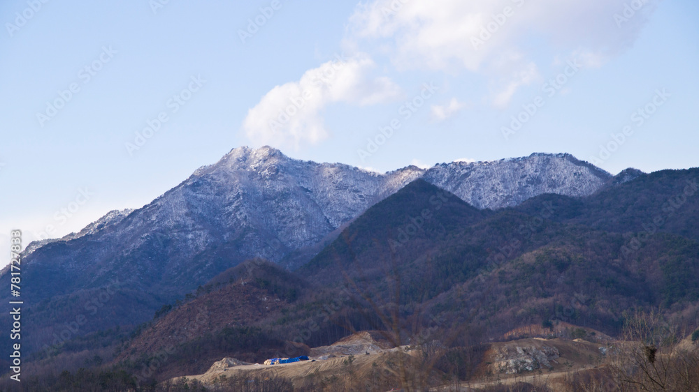 Obraz premium snow covered mountains