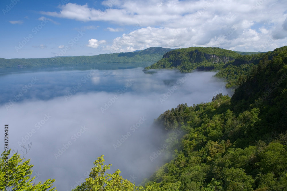 霧に包まれる十和田湖