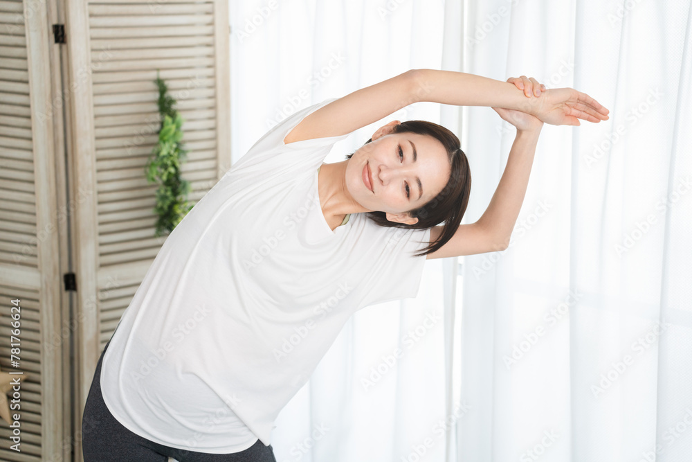 ヨガのポージングをする若い女性 ビューティーイメージ ヨガのポージングをする若い女性 ビューティーイメージ