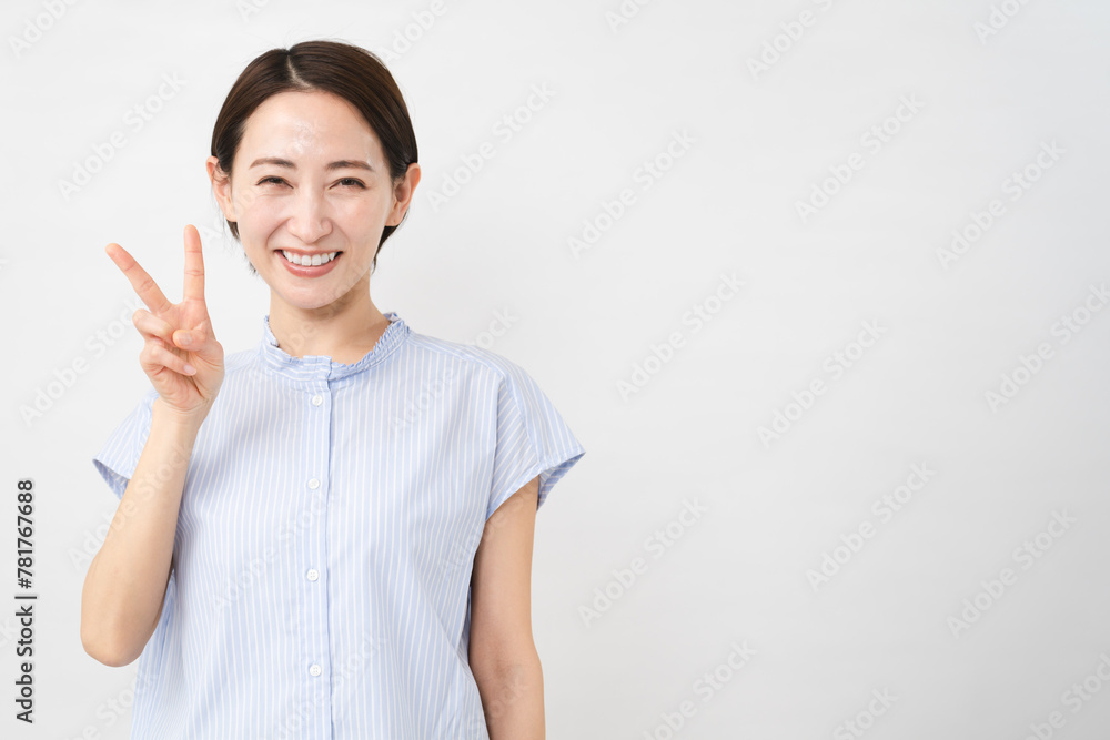 半袖ブラウスの若い女性 半袖ブラウスの若い女性