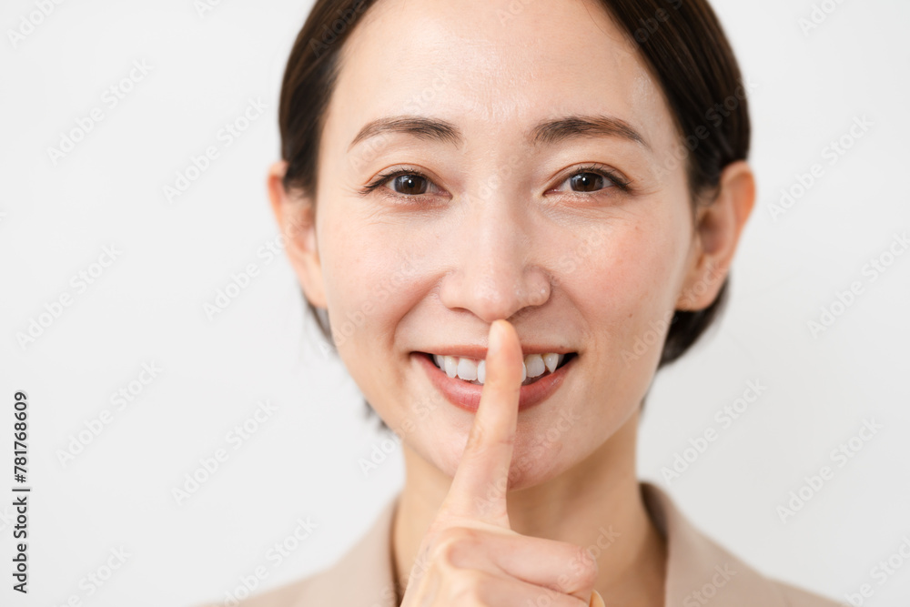 ビジネススーツを着た若い女性 ビジネスイメージ ビジネススーツを着た若い女性 ビジネスイメージ
