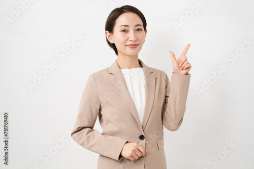 ビジネススーツを着た若い女性　ビジネスイメージ
