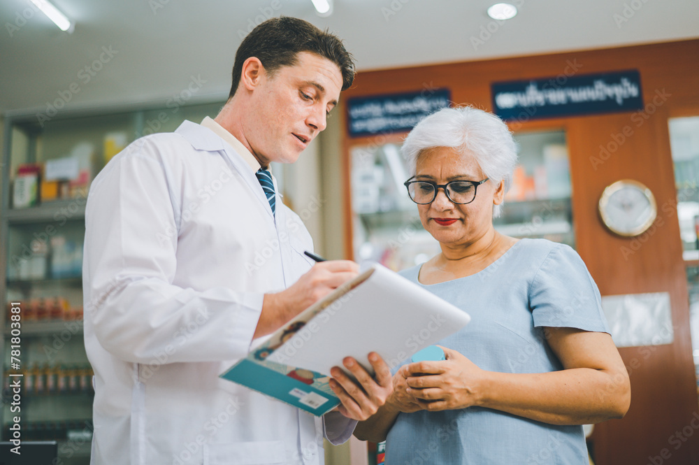 Obraz premium Pharmacist giving advice And advice for patients who come to buy Medicine, Drugs, Vitamins products, according to prescriptions in modern pharmacies.