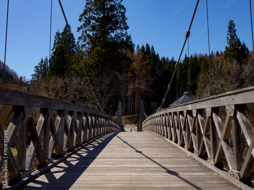 Obraz premium 青空と吊り橋 長野県白馬村 大出公園