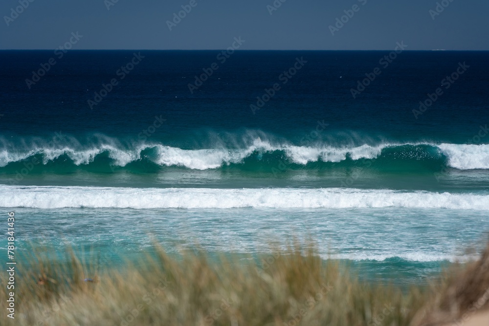 Fototapeta premium tide next to a beach