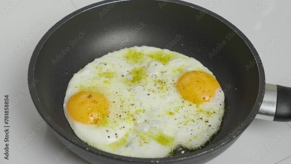 The video depicts a delicious omelette cooking in a skillet, filling the kitchen with aroma and creating a cozy atmosphere. Suitable for culinary recipe videos and food advertising The video depicts a delicious omelette cooking in a skillet, filling the kitchen with aroma and creating a cozy atmosphere. Suitable for culinary recipe videos and food advertising