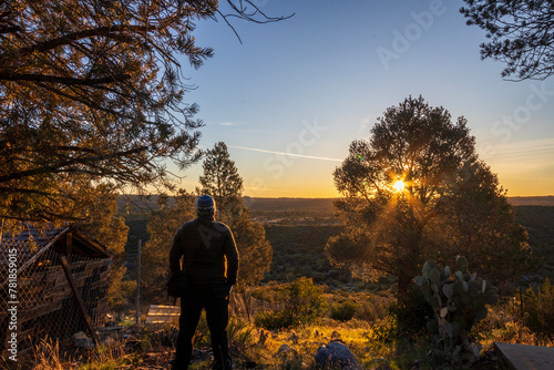 Hombre observando el bosque al amanecer