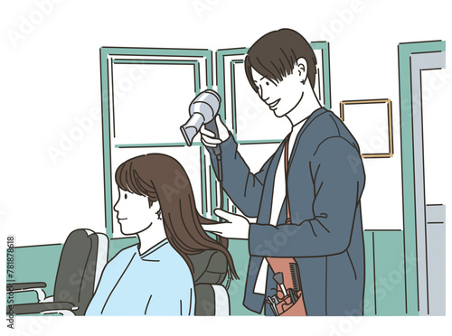 女性客の髪をドライヤーで乾かす男性美容師