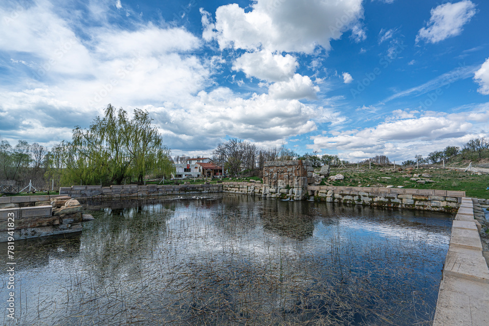 Obraz premium Eflatun Pınar is the name given to a spring, which rises up from the ground, and the stone-built pool monument built at the time of the Hittite Empire inside the Lake Beyşehir National Park, Konya