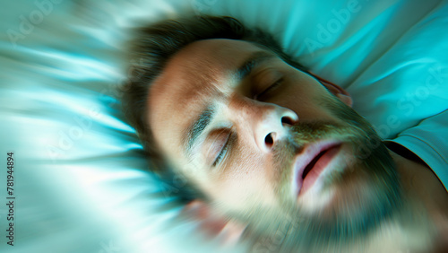 Abstraktes Portrait eines schlafenden Mannes mit geschlossenen Augen mit Burnout Syndrom oder chronischer Erschöpfung im kühlen, monochromatischem Motion Blur Stil photo
