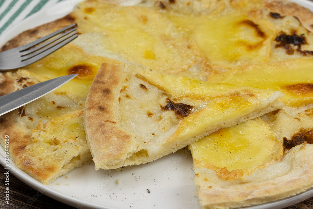tarte aux maroilles, en gros plan, sur une table tarte aux maroilles, en gros plan, sur une table