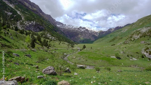 Vista panorámica del valle de Otal, en el parque natural de Ordesa y Monte Perdido, Huesca, España.