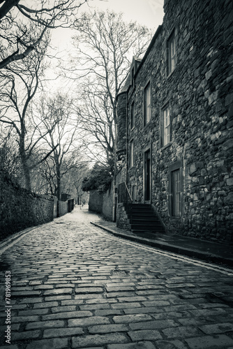 Fototapeta Naklejka Na Ścianę i Meble -  empty street in edinburgh in black and white