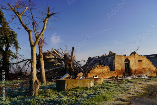 Foto house ruins due to a hurricane