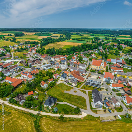 Die Marktgemeinde Ziemetshausen in der oberschwäbischen Region Donau-Iller im Luftbild