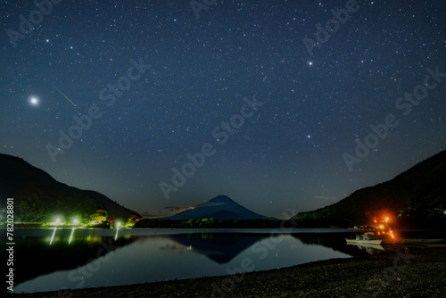 精進湖湖畔から見る富士山と流れ星