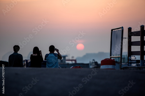 Obraz na płótnie View of the tourists watching the sunset w salonie