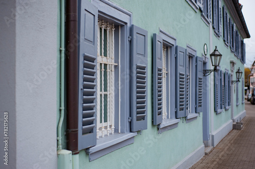 Fenster und blaue Fensterladen