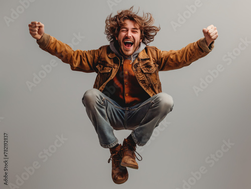 Ein Mann in legerer englischer Kleidung, der vor Freude und völliger Ekstase hüpft. photo