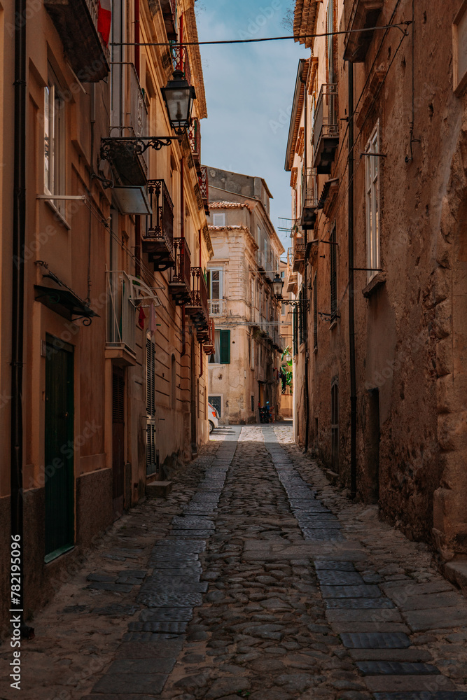 Centro storico di Tropea in Calabria. Piccola strada acciottolata ed edifici residenziali in pietra.