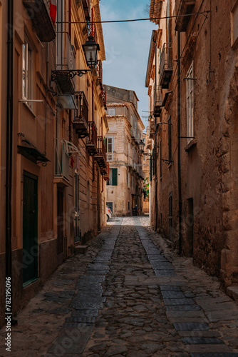 Centro storico di Tropea in Calabria. Piccola strada acciottolata ed edifici residenziali in pietra.