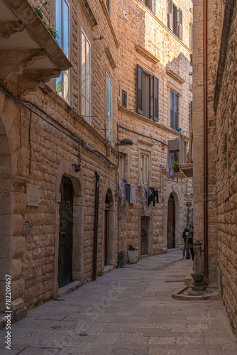 Centro storico di Molfetta. Piccola strada acciottolata ed edifici residenziali in pietra. Puglia, Italia. photo