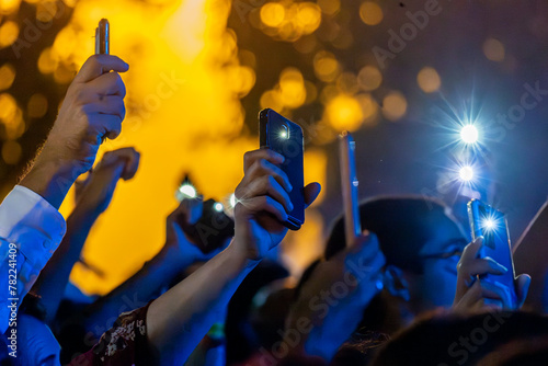 Fans use cellphone to record concert © Mauro Rodrigues