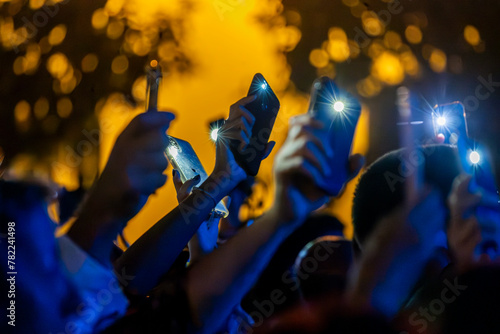 Fans use cellphone to record concert © Mauro Rodrigues