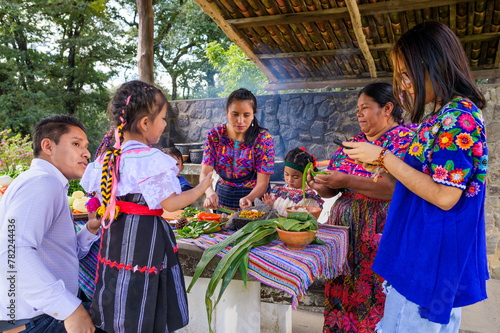 The whole family participates in preparing the food that will be eaten during lunch.