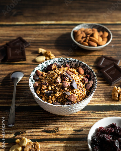 Bol de granola au chocolat et fruits secs photo