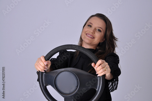 jovem mulher segurando volante de automovel, conceito de aprendizagem auto escola, carteira de motorista 