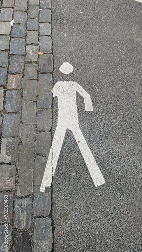 Fußgänger Übergang Zeichen auf Asphalt und Pflastersteine