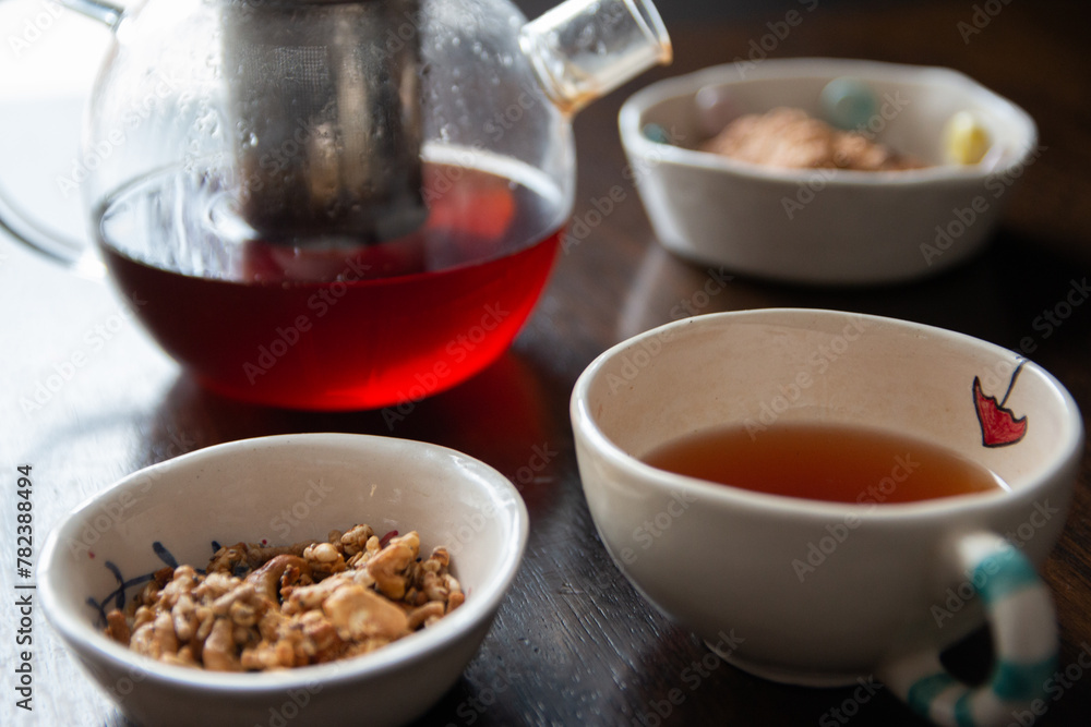 Taza de té, cereales y galletas, tetera, concepto de alimentación saludable Taza de té, cereales y galletas, tetera, concepto de alimentación saludable