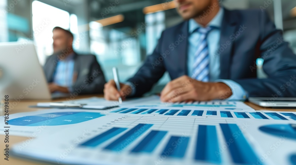 Reunión de empresarios para hablar de resultados en su empresa. Concepto de negocio. Reunión de empresarios para hablar de resultados en su empresa. Concepto de negocio.