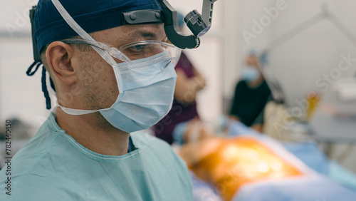 Fotografia Close up guy man doctor medic physician neurosurgeon anesthetist surgeon in unif
