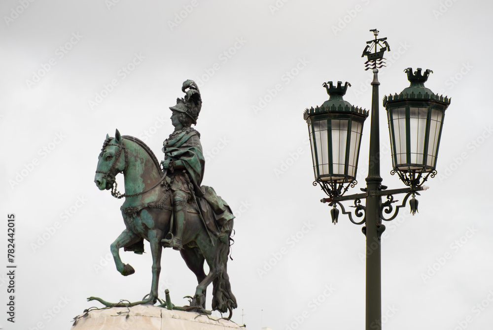 Obraz premium Public lamp in the city of Lisbon with statue of the knight D.Jose