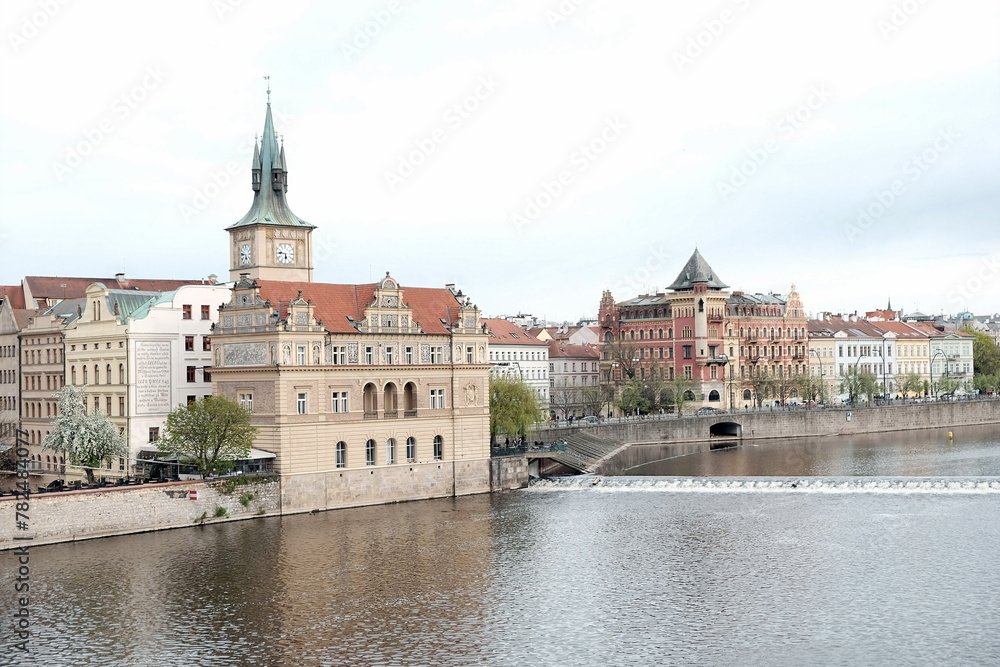 Blick von der Karlsbrücke auf die Moldau und die Altstadt von Prag mit Altstädter Wasserturm und Bedrich Smetana Museum mit Wolken bei Regenwetter im Frühling in Tschechien Blick von der Karlsbrücke auf die Moldau und die Altstadt von Prag mit Altstädter Wasserturm und Bedrich Smetana Museum mit Wolken bei Regenwetter im Frühling in Tschechien
