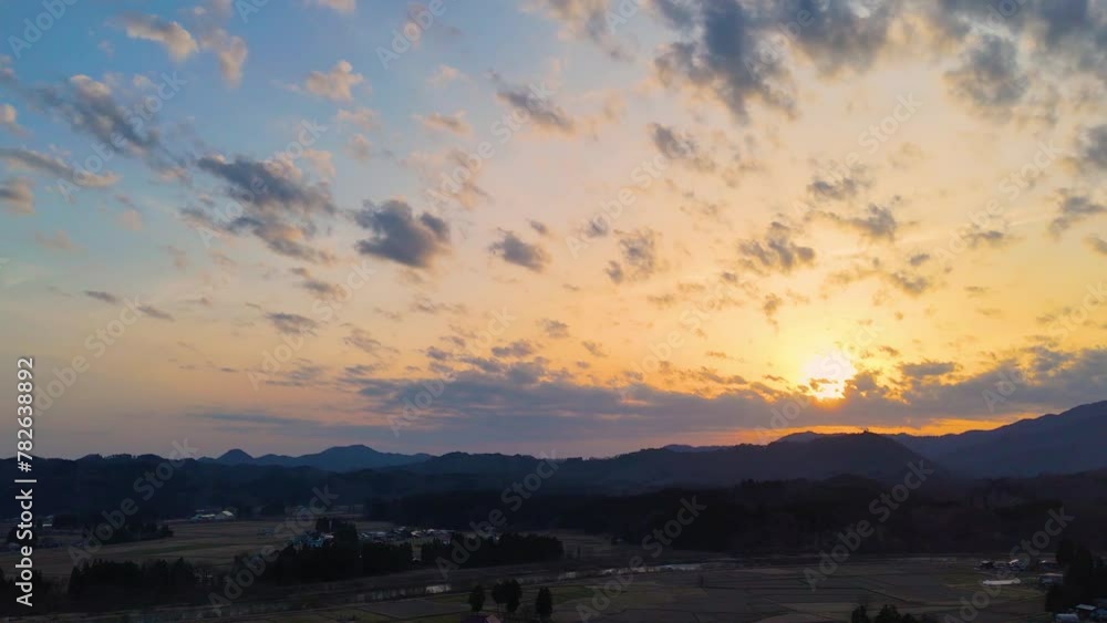 空撮 ドローン撮影 山に沈む夕日 夕景 美しい日本の風景 Stock Video | Adobe Stock
