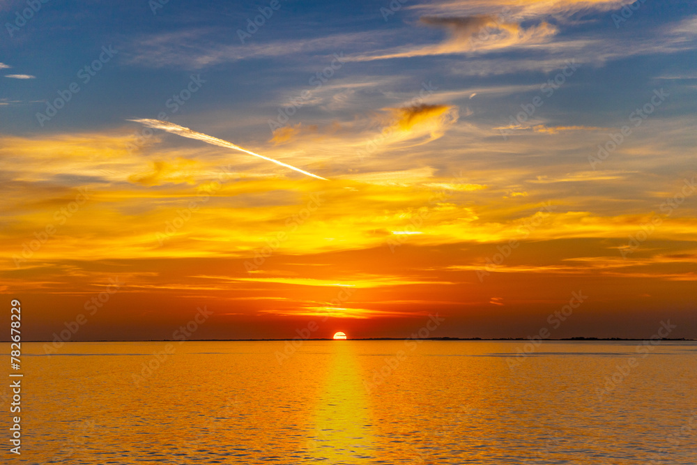 Obraz premium sunset over the sea