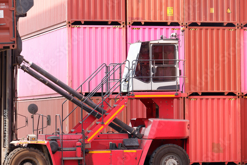 Container forklifts are important tools for transporting goods in the logistics industry.