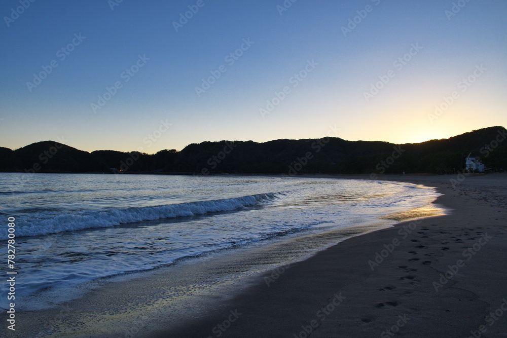 南伊豆　弓ヶ浜　美しい海と夕暮れ　コピースペースあり（日本、静岡県）
Minamiizu Yumigahama Beautiful sea and sunset Copy space available(Shizuoka Prefecture, Japan)
